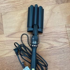 Amika hair crimper, large waves